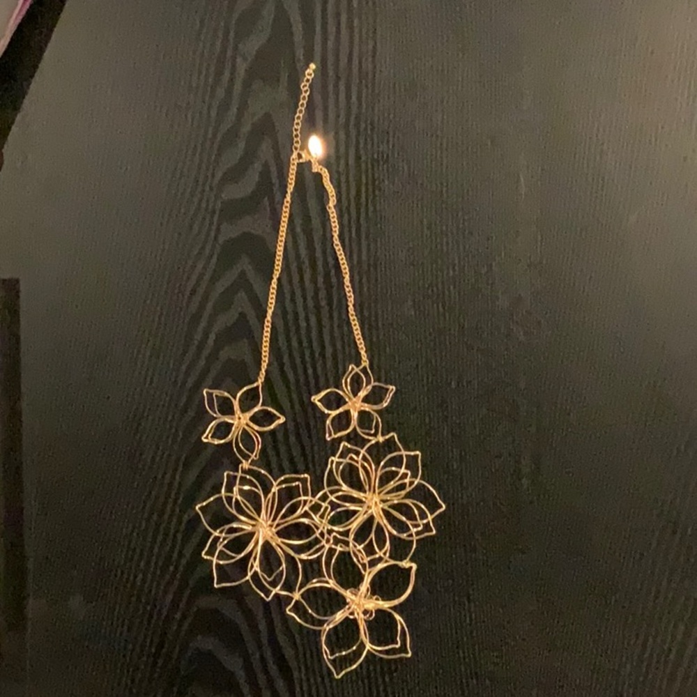 Adjustable statement necklace
